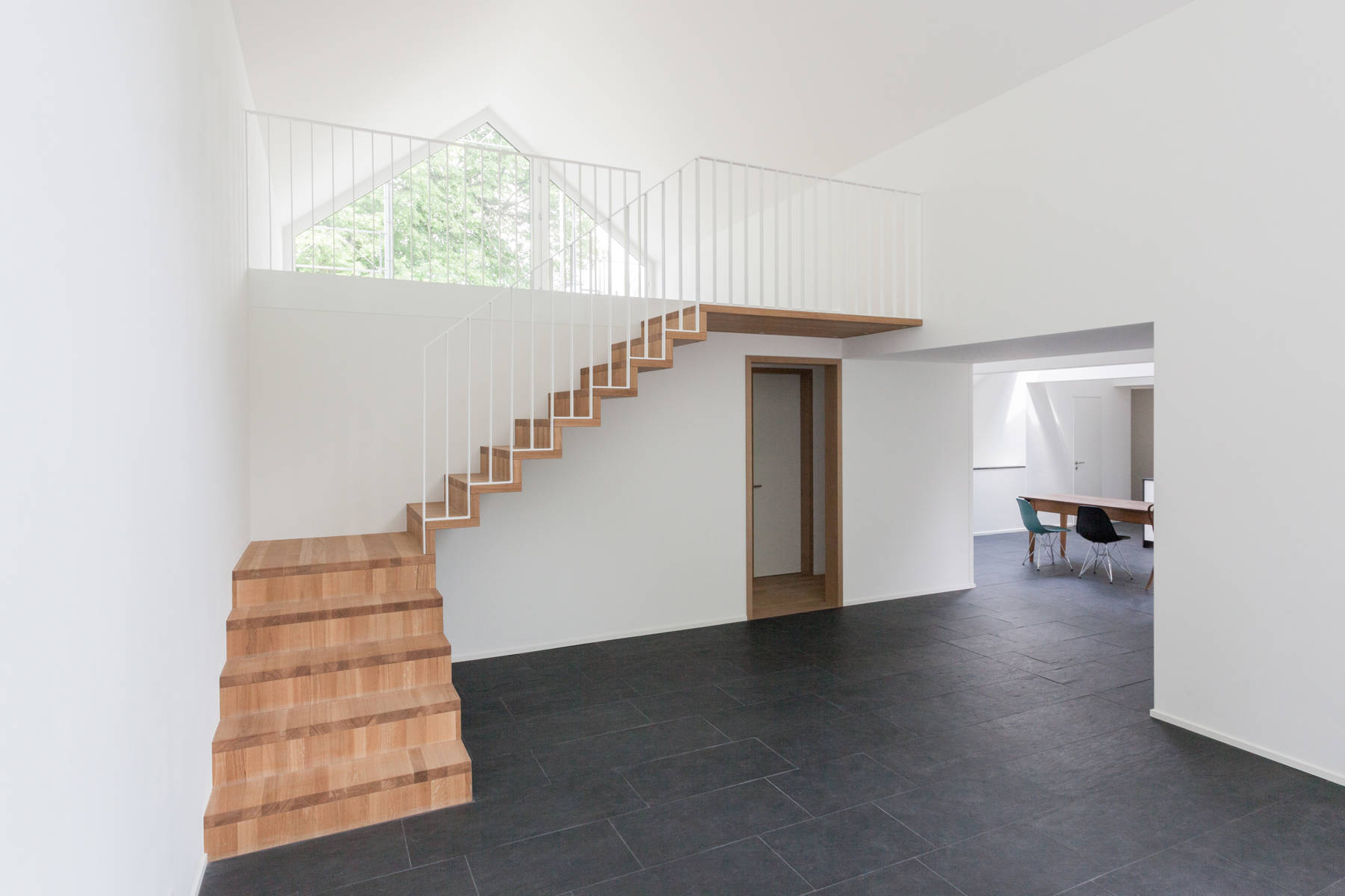 Faltwerktreppe in Eiche natur geölt. Sprossengeländer in Flachstahl, weiss pulverbeschichtet.