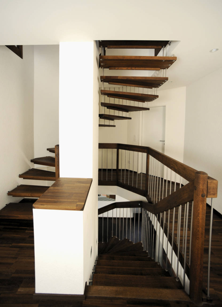 Freitragende Treppen mit Kinderschutzleisten in Chêne Bourgogne (Eiche mit Ästen) farbig geölt. Sprossen in Edelstahl.