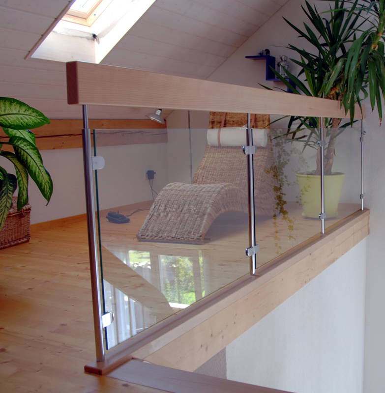 Balustrade horizontale avec poteaux en inox, main courante bois et remplissage en verre.