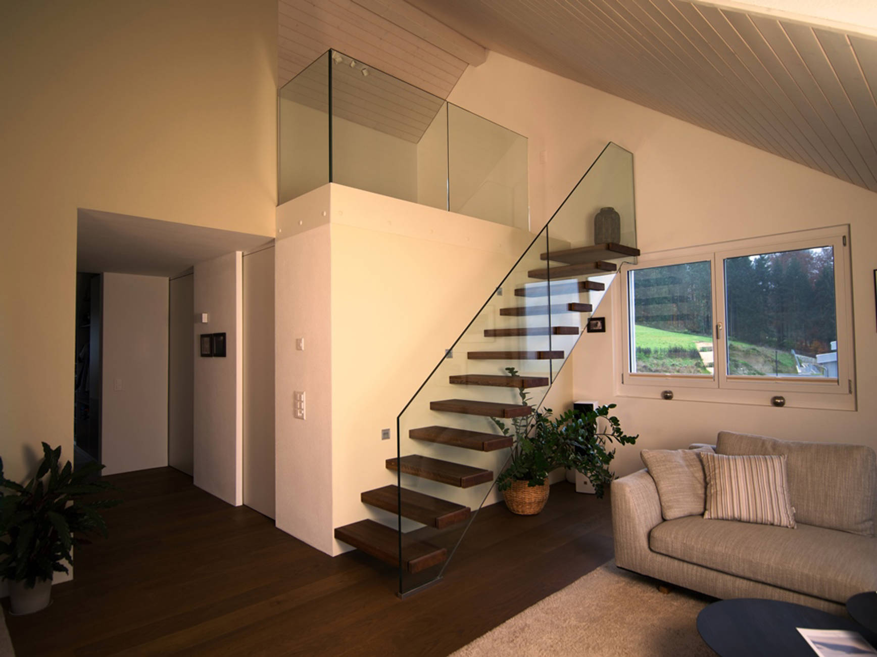 Stufen in Eiche gebürstet und geölt, direkt in Wand und Glasbrüstung befestigt.