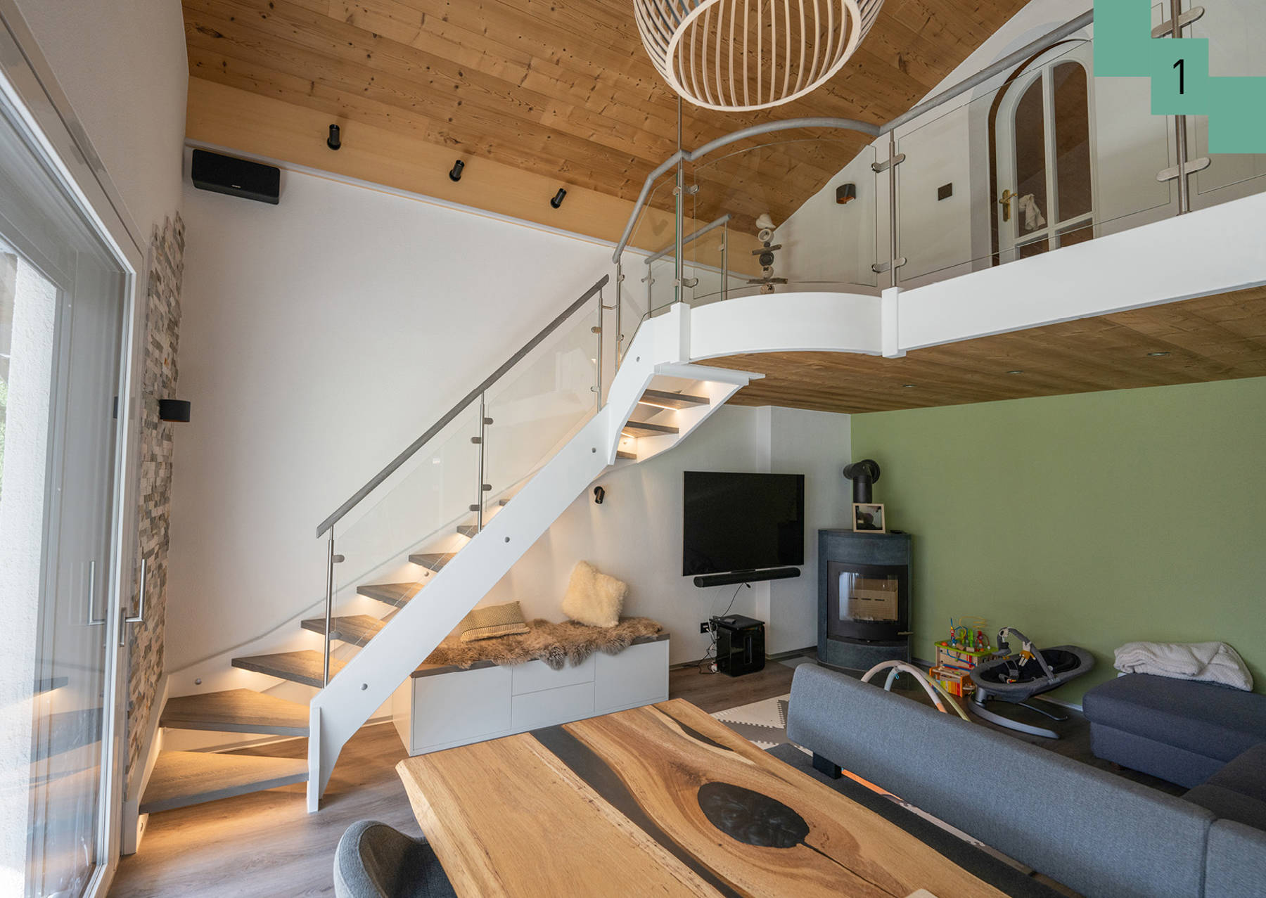 Holzwangentreppe mit weiss behandelten Wangen und Stufen in Eiche. Chromstahlpfosten mit Glasfüllungen und Holzhandlauf 