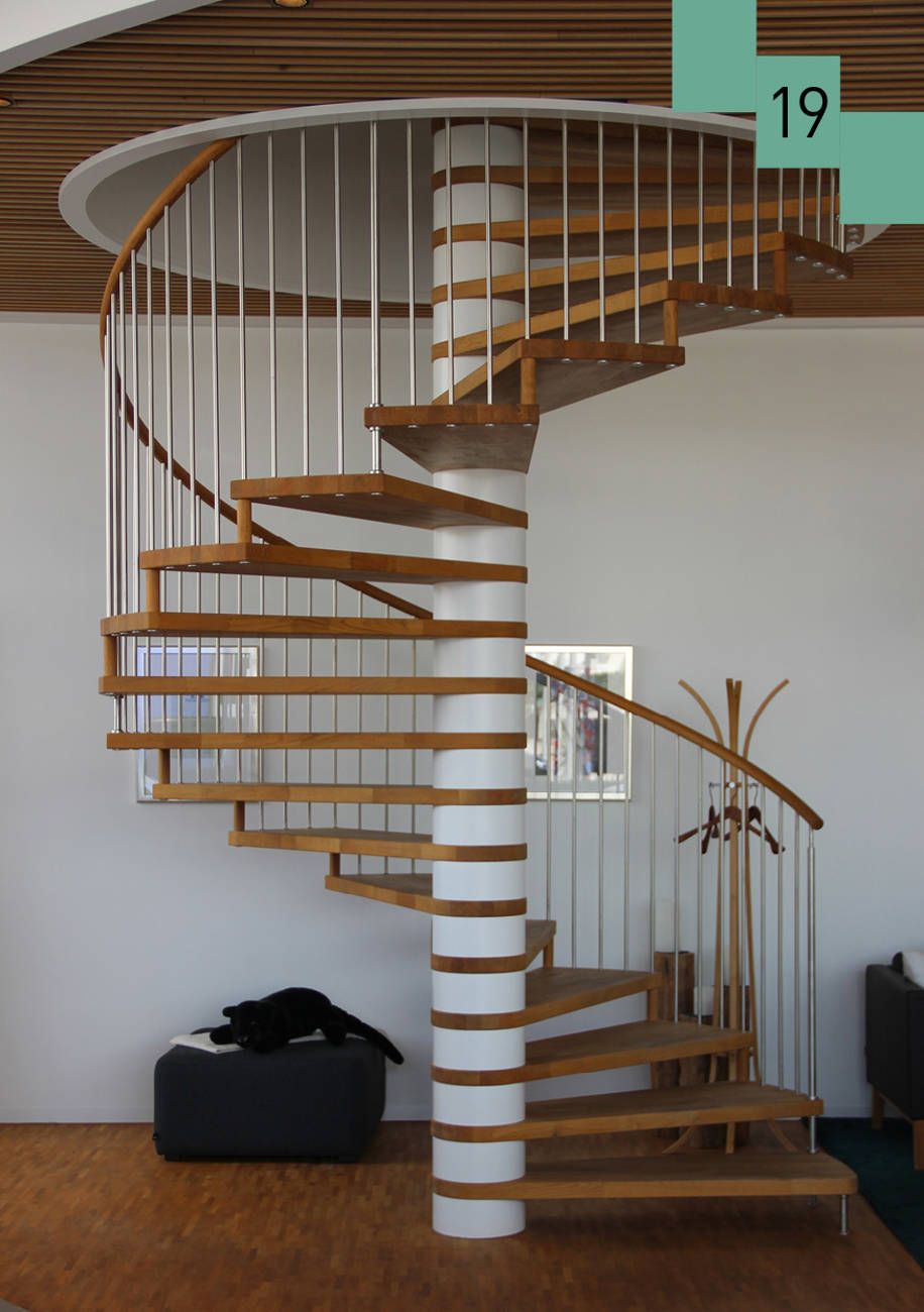 Spindeltreppe mit Eichenstufen. Die Säulenteile sind weiss lackiert. Das Geländer ist mit Chromstahlsprossen und Holzhandlauf .