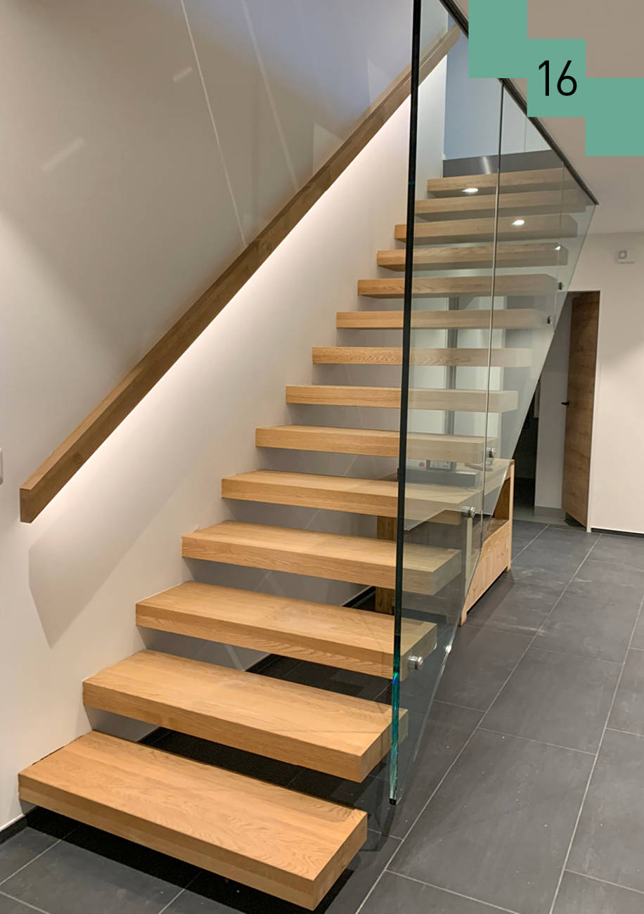 Auskragende Stufen in Eiche natur. Wandseitig Handlauf mit eingebautem LED, raumseitig Glas. 
