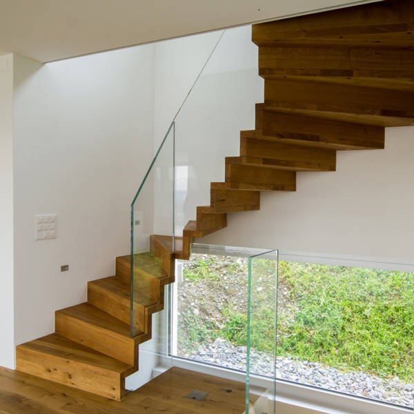 Escalier type Linea en chêne huilé avec balustrade en verre.