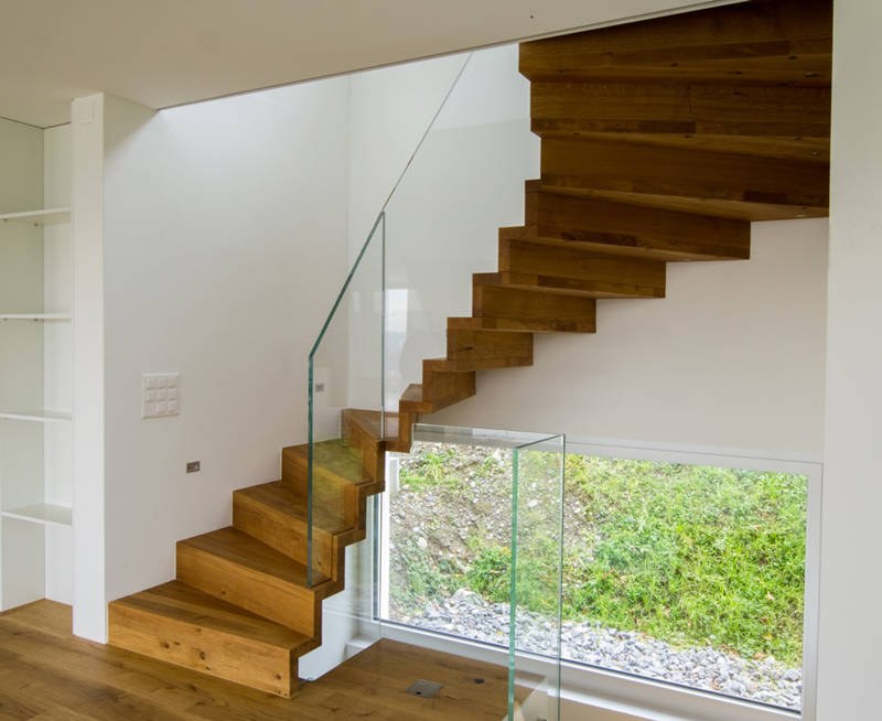 Escalier type Linea en chêne huilé avec balustrade en verre.