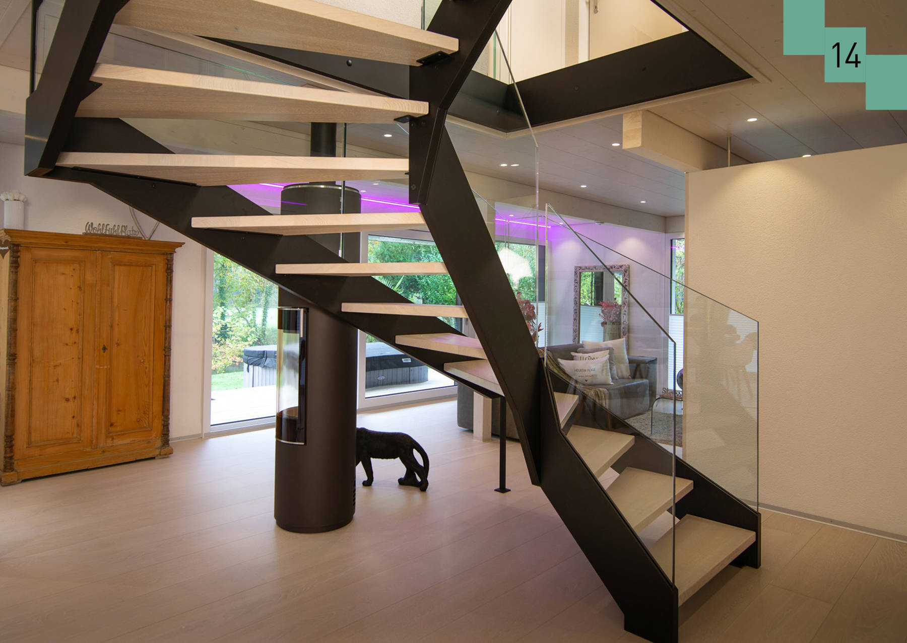 Metallwangentreppe mit Massivholzstufen in Eiche weiss geölt. Glasbrüstungen beidseitig zwischen 2 Metallwangen montiert.