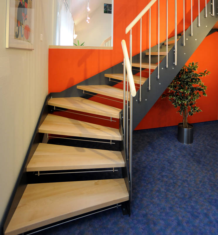 Loft-Treppe, Stufen in Europäischem Ahorn zwischen HPL-Vollkernplatten geschraubt. Geländer mit Edelstahlsprossen. Runder Holzhandlauf auch in Ahorn. Kinderschutzleisten aus Edelstahl.