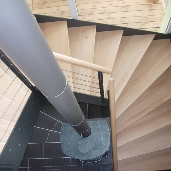 Loft-Treppe, Massivholzstufen zwischen HPL-Vollkernplatten geschraubt. Geländer mit T-Pfosten und Inox-Seilen und Holzhandlauf.