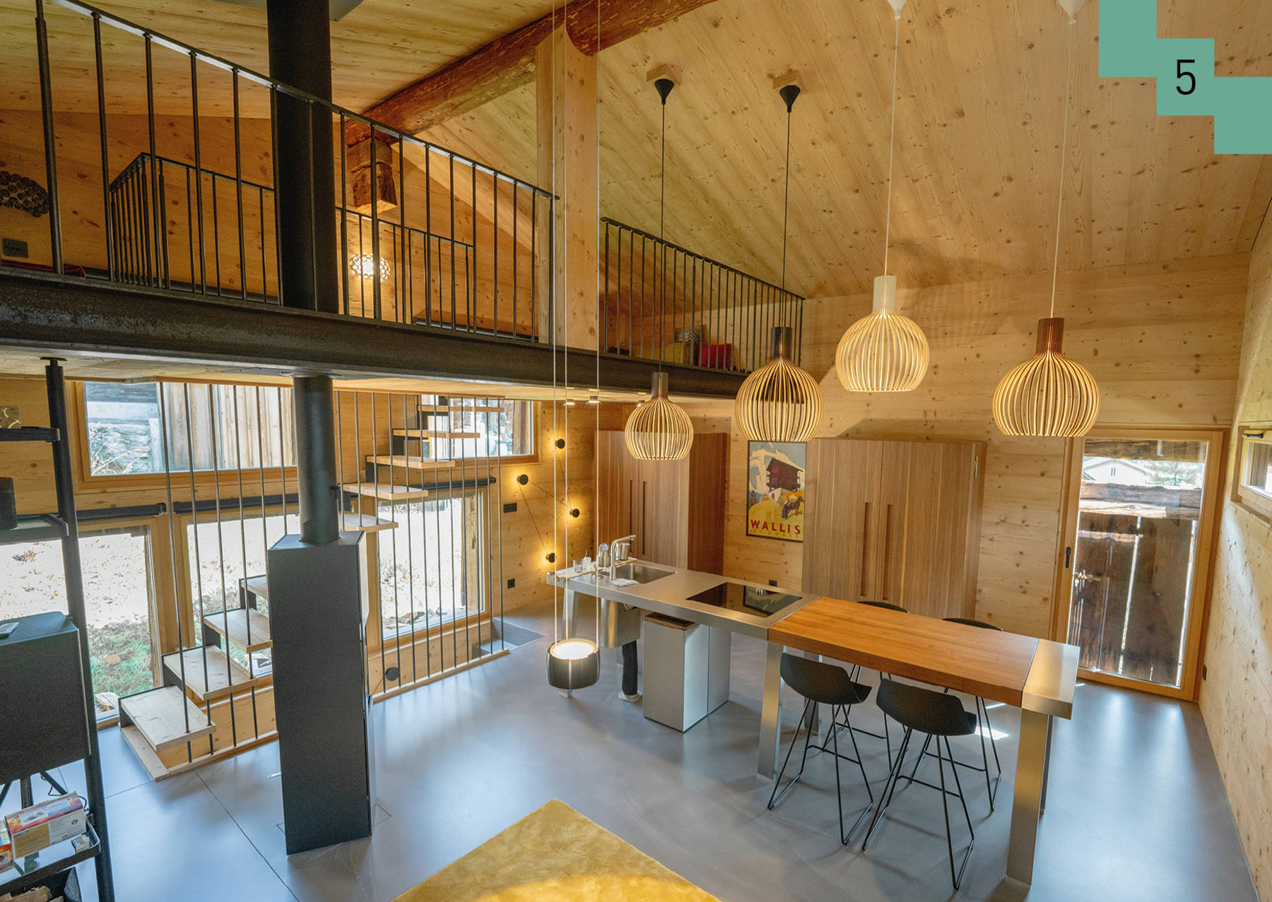 Lärchenstufen, wandseitig mit abgestufter Metallwange und raumseitig mit den Schwarzstahlsprossen aufgehängt. Auf dem Zwischenboden sind Absturzsicherungen aus Schwarzstahl. 