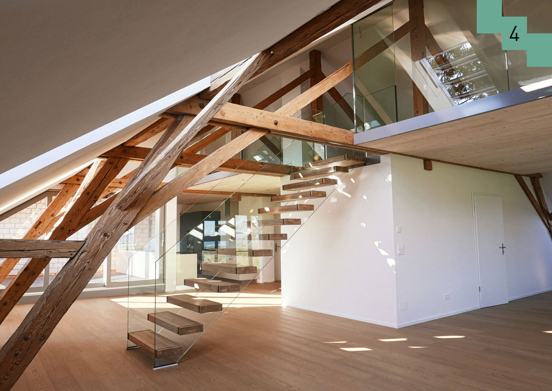 Frei im Raum stehende Treppe. Links und rechts ist das Glas das tragende Element, gleichzeitig dienend als Handlauf. Stufen aus Eiche. 