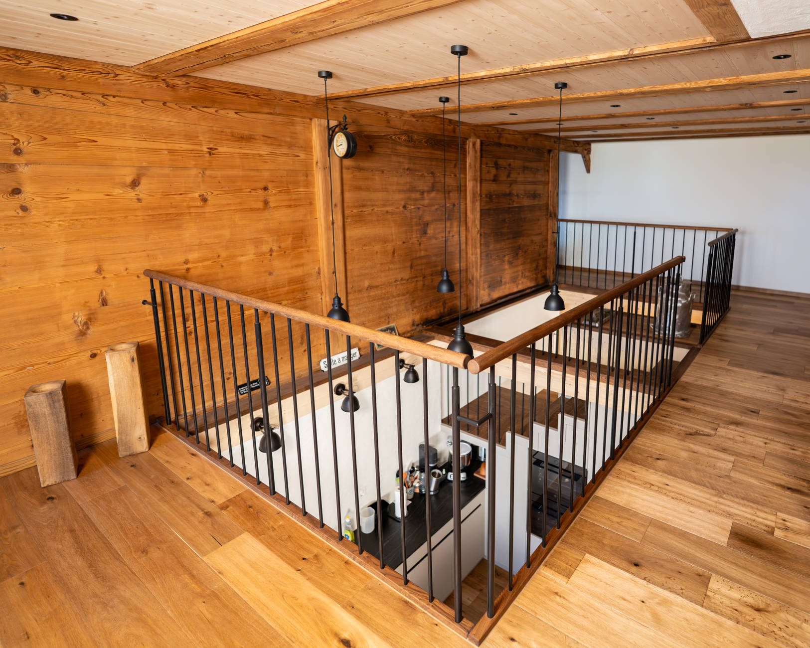 Geländer mit vertikalen Sprossen und einem Holzhandlauf.