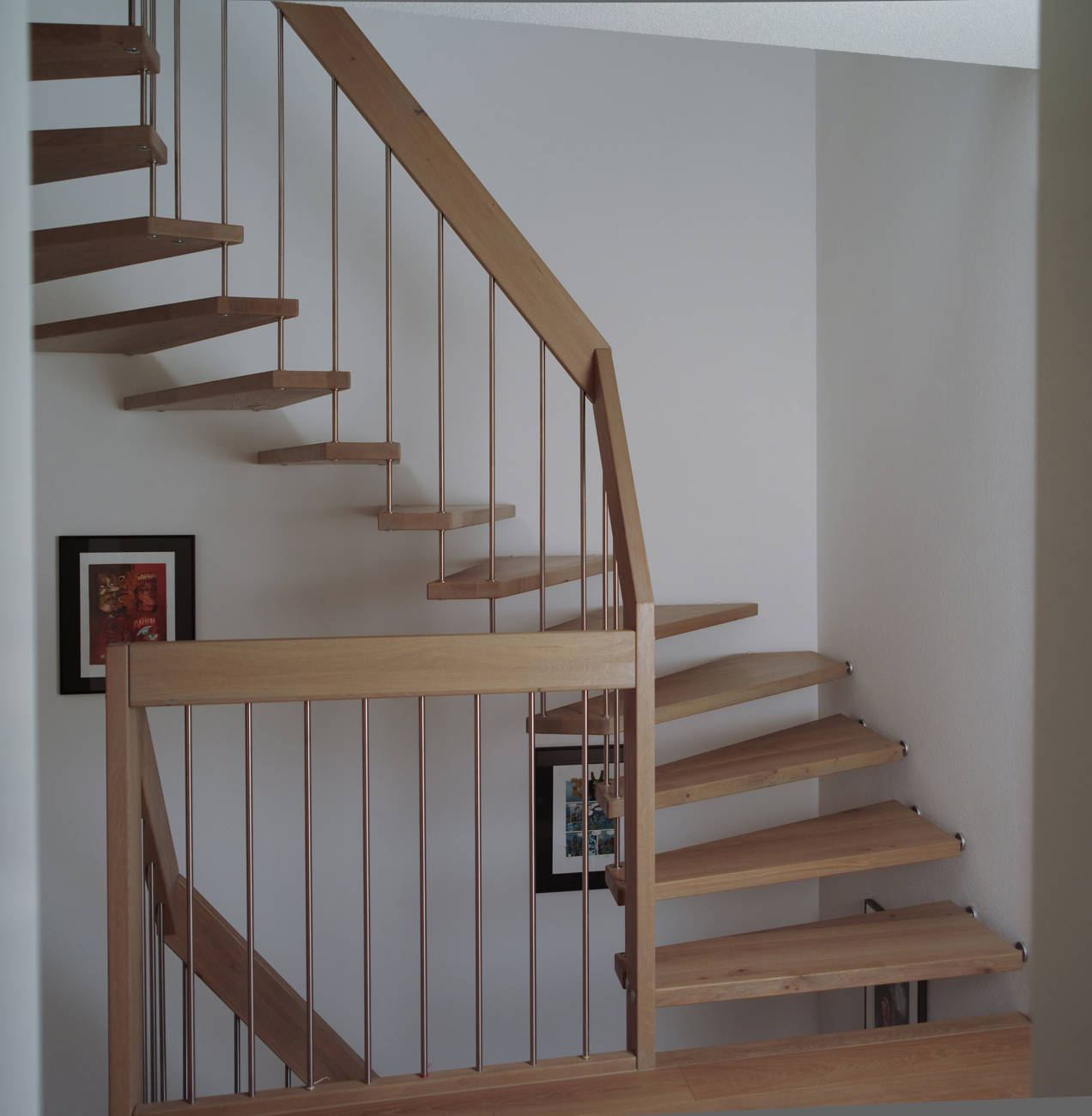 Freitragende Treppe mit Edelstahlsprossen.