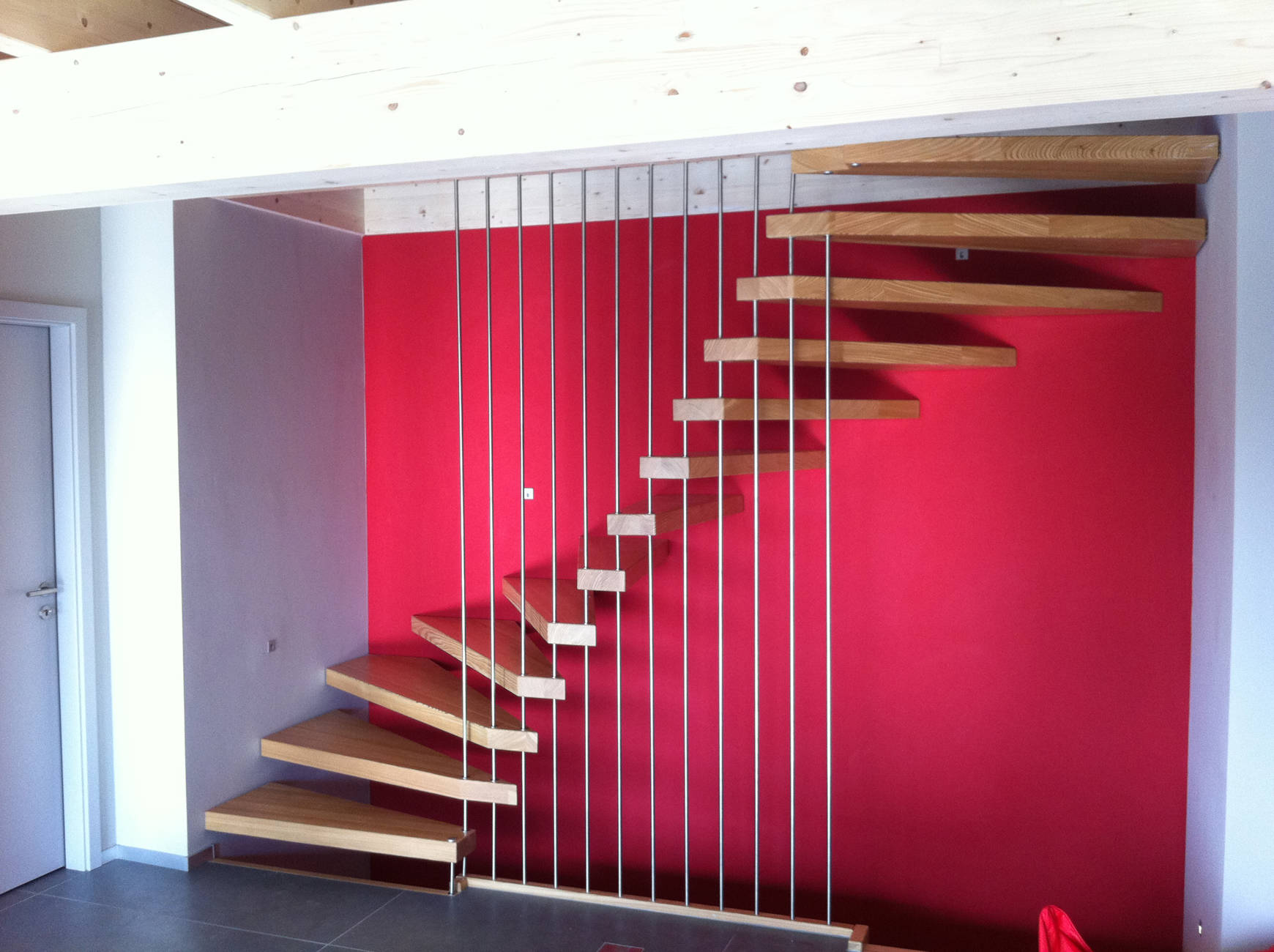 Marches à encorbellement avec barreaux du sol au plafond.