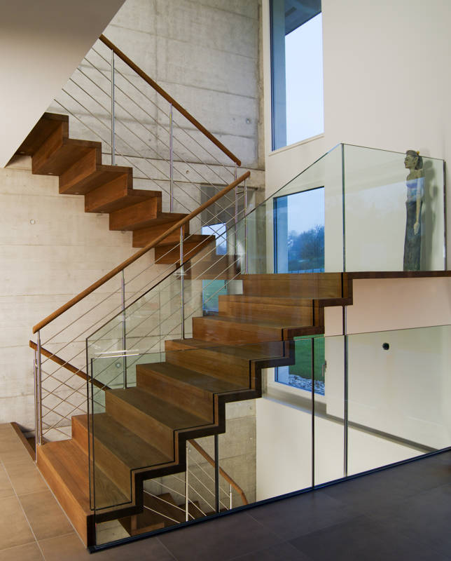 Escalier avec palier en chêne, côté intérieur avec balustrade type Reling, main-courante en bois. Garde-corps rampant et horizontale en verre sécurisé.