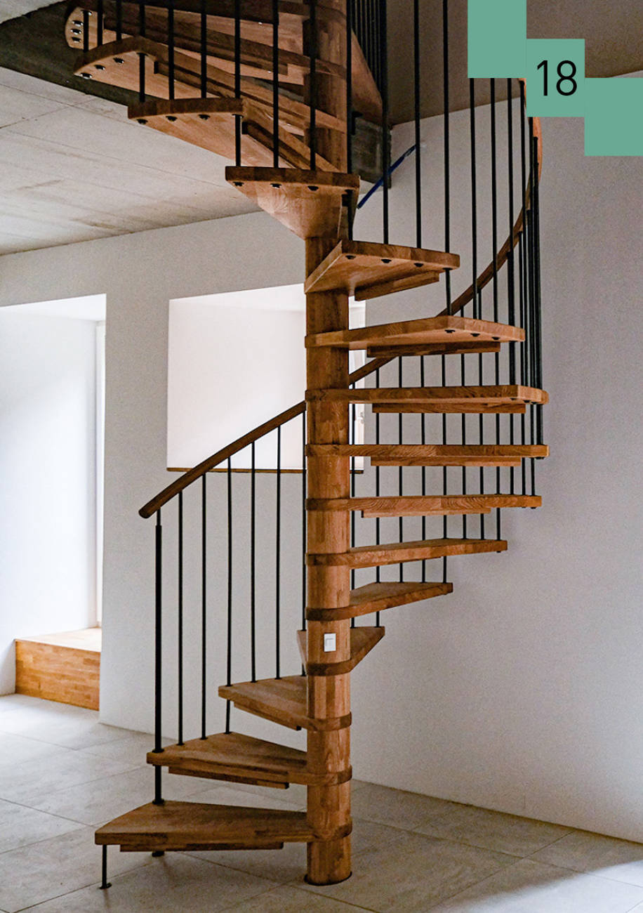 Spindeltreppe aus Massivholz mit schwarzen Sprossen, rundem Handlauf und Kinderschutzleisten.