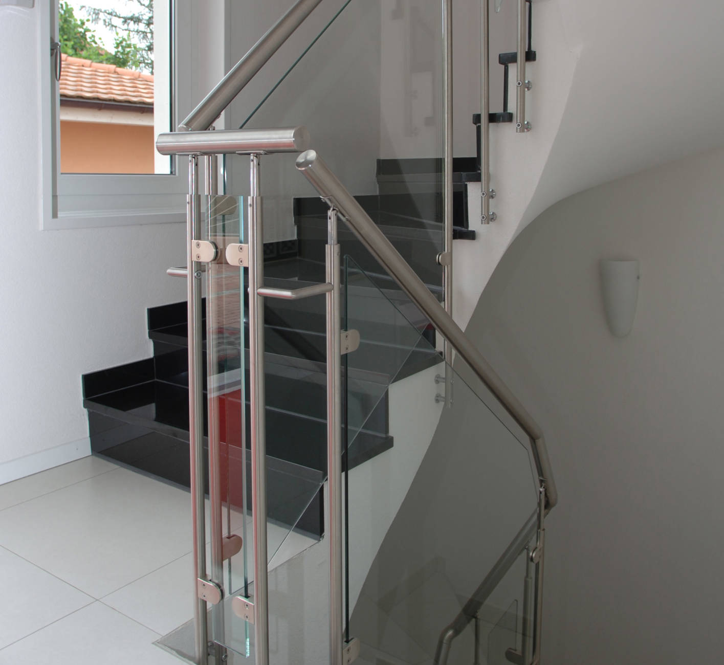 Edelstahlpfosten, CNS-Handlauf  und Verbundsicherheitsglas.