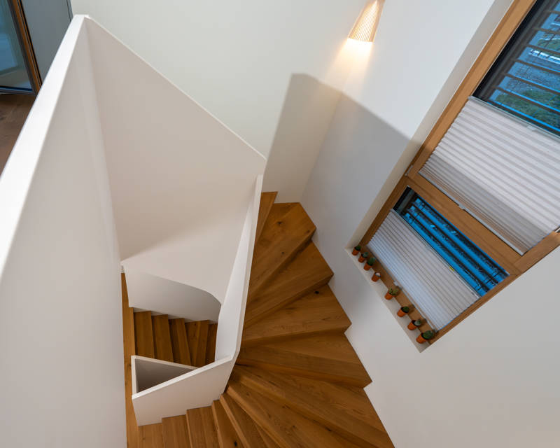 Treppe in Eiche mit MDF-Brüstung.
