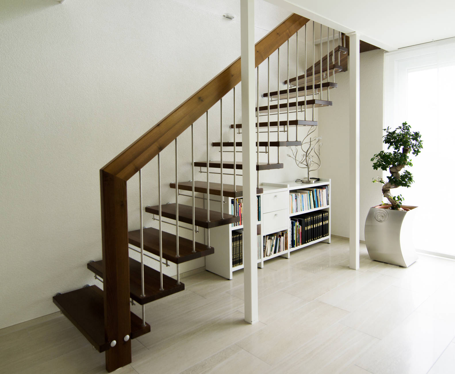 Treppe in Akazie gedämpft, farblos versiegelt. Sprossen und Kinderschutzleisten in Edelstahl.