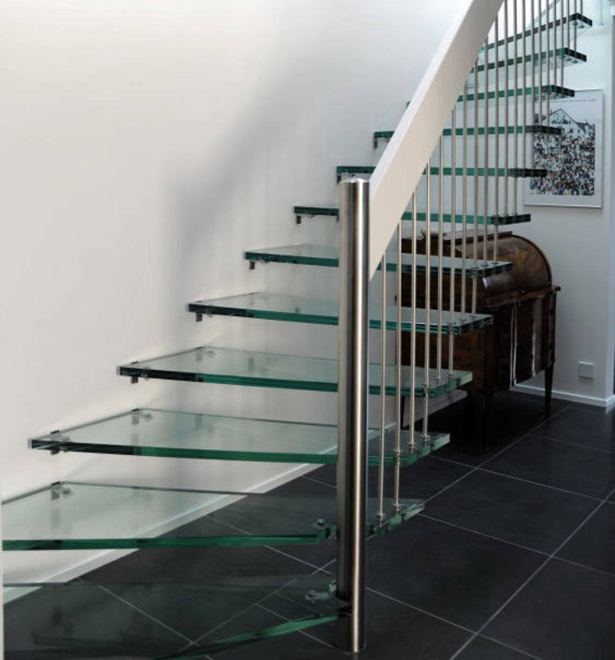 Escalier autoportant, 2x 1/4 tournant avec marches en verre. Balustres et poteaux en inox. Main courante laquée blanc au rouleau.