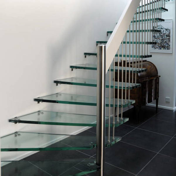 Freitragende Treppe 2x 1/4-gewendelt mit Glasstufen. Sprossen sowie Antrittspfosten in Edelstahl. Handlauf deckend weiss versiegelt.