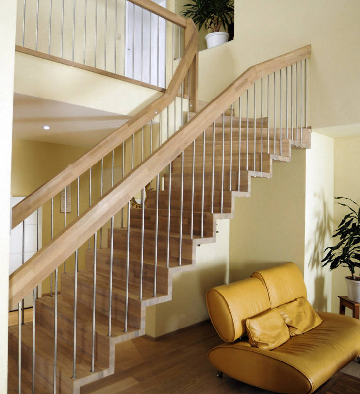 Escalier autoportant avec contre marches en chêne lamellé collé abouté, huilé blanchi. Escalier suspendu par les deux rampes.