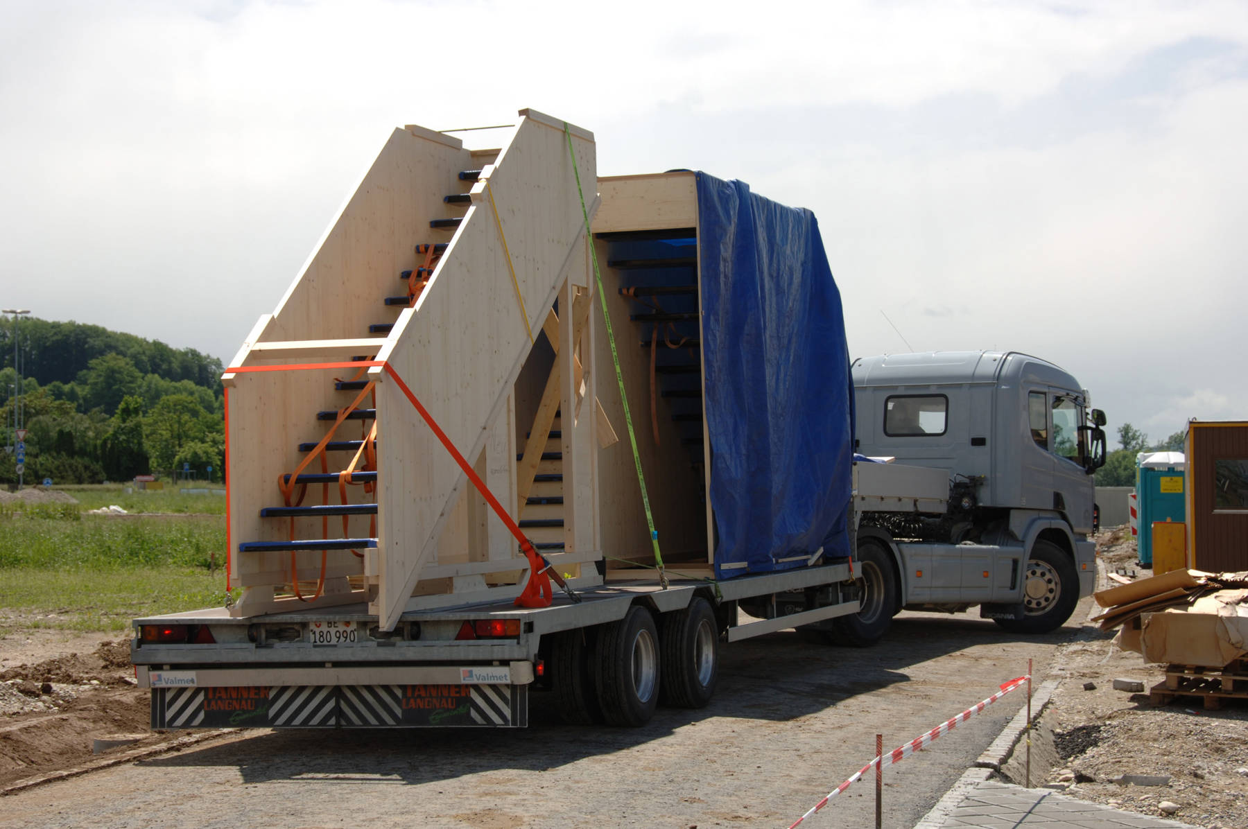 Modultreppe mit Wänden in nord. Fichte und Stufen in Buche.