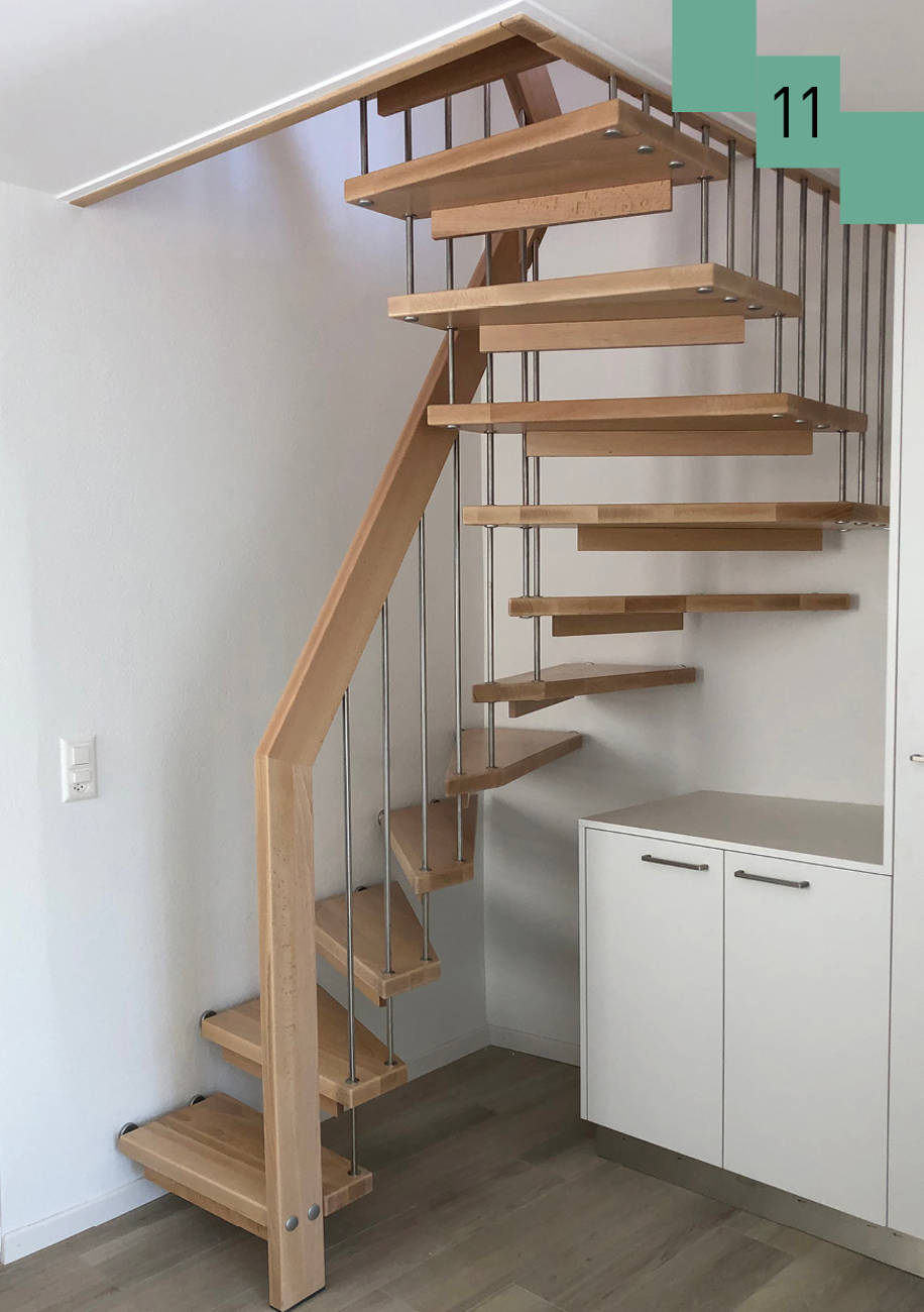 Freitragende Treppe in Eiche mit Chromstahlsprossen und Kinderschutzleisten.