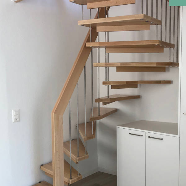 Freitragende Treppe in Eiche mit Chromstahlsprossen und Kinderschutzleisten.